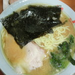 家系ラーメン 近藤家 - ラーメン(中)(800円)