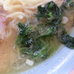家系ラーメン 近藤家 - ホウレン草(泡がついていますね。アツアツでした）