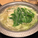 博多華味鳥 - 野菜を投入