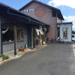 まいどまいど - 店の南  入り口側