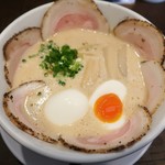 ラーメン家 みつ葉 - 「豚CHIKIしょうゆチャーシューメン(950円)+トッピング味玉(100円)」です