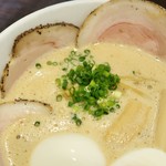 ラーメン家 みつ葉 - 泡立ったスープに万ネギがまたイイ感じ！