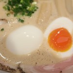 ラーメン家 みつ葉 - デフォで半味玉付いてるのに味玉を追加してしまいましたが結果的に大正解でした！