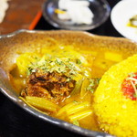旧ヤム邸 - 8月6日 日曜日のカレー膳（白ネギたっぷり和風チキンカレー、鮪でつくるサワータイカレー）