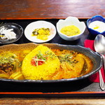 旧ヤム邸 - 8月6日 日曜日のカレー膳（白ネギたっぷり和風チキンカレー、鮪でつくるサワータイカレー）