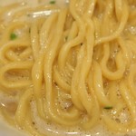 ラーメン家 みつ葉 - 麺は自家製麺の緩くウェーブ掛かった中太麺