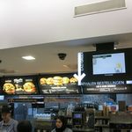 McDonald's - 番号待ちで受け取るシステム。