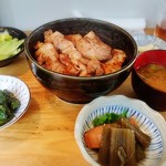 みね家 - ぶた丼は800円なんです