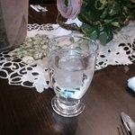 ぷらてーろ - 店内というか、お昼は相席用に使われているテーブルの上に置かれた水のグラスです