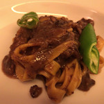 ピアット・スズキ - タリアテッレ牛ホホ肉の赤ワイン煮込み（アップ）