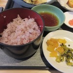 Ginkoubai - ご飯は雑穀米と白米が選べたんでいつも自宅で食べてる雑穀米にしてもらいました。
                      
                      この日は頼みませんでしたがランチ時は２５０円出せばアフターコーヒーがいただけますよ。