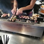 西口やきとん - 焼き風景