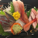 軍ちゃん - （上から時計回り）
      スズキ，レンコダイ，甘エビ，赤イカ，アジ