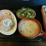 ココロノカオリ - シーフードイエローカレー（発芽玄米・チャパティ・サラダ・ドリンク付）
