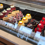 マテリエル - 他のスイーツも綺麗で美味しそう〜。