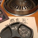 松屋 やきにく すてぇ～き - 卓上。最初のセッティング状態。