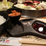 Matsuya Yakiniku Suteki - 牛ロース＆中落ちカルビ定食。ご飯、キムチ、キャベツ、スープ。