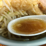 ラーメン二郎 新橋店 - スープ
                                
                                アブラ層のある乳化の少ないスープ。
                                結構エンミー感じる。が、まるい醤油の美味しさを感じる。
                                
                                これはスープ美味しい！！！
                                
                                『美味っ！』って声に出ちゃう。
                                
                                
                                