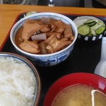 永井食堂 - 大盛りもつ定770円。お盆は隣の客のためにタテ置きがルール。