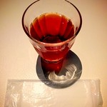 ややダイニング - ２階
                                テーブル席
                                びわ茶
                                ペーパーナプキン