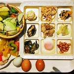 ややダイニング - ２階
      テーブル席
      料理
      サラダ
      フルーツ