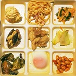 ややダイニング - ２階
      テーブル席
      トレイ
      サラダ２種類
      料理６種類
      温泉卵