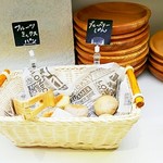 ややダイニング - １階
      パン