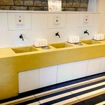 ややダイニング - 内観
      ロビー
      温州みかん
      ジュース
      みかん蛇口
      カウンター