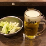 串かつ だるま 新大阪駅なか店 - 生ビール＆キャベツ