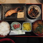 ゆたか - ランチの焼き魚定食（700円）この日は銀鮭