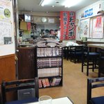 天遊 - 店内の様子　※漫画も一杯で、街の中華屋さんといった感じ