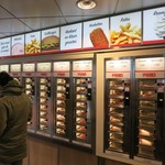 FEBO - コロッケ自販機の様子。