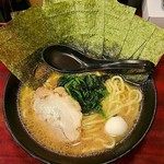 横浜家系らーめん大泉道場 - ラーメン650円（キャンペーンで500円）麺硬め。海苔増し100円。