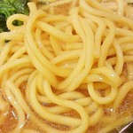 横浜家系らーめん大泉道場 - 丸山の麺はモッチリ。