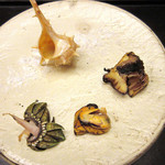 白 - 5.焼物:サザエとムール貝の浜焼き 亀の手/貝殻内に仕込まれた磯部ソースをかけ/白浜の塩)