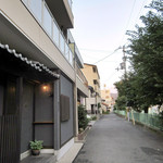 白 - マンションの1階にひっそり(2017.7月)