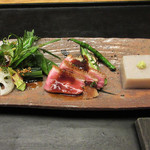 白 - 6.強肴: 夏鴨と野菜/蕎麦豆腐(奈良葛城の鴨ロースに無花果ソース/野菜に土佐酢ジュレと鮎魚醤ソース)