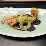 白 - 7.揚物:花かぼちゃ内に南瓜生麩 ゴーヤ(サマートリュフとブラックトリュフ/蘇(古代チーズ)の粉)