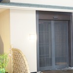 小松 弥助 - 引戸をひいて待ち合いに