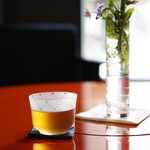 小松 弥助 - 待ち合いで麦茶が供されて