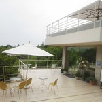 ル・ミリュウ - 階段下の店舗を望む。店舗の上はテラス席