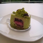 シシリエンヌを少し崩してみました。中にチェリーのジュレとムース