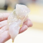 小松 弥助 - 鯛の昆布〆に酢橘をかけて