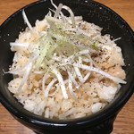 フェニックスの涙 - 焼豚まぜご飯 うーん 海苔も乗ってないし
            うーんチャーシュー少ないなぁ 他店では利益度外視のトコ多いからね このミニ丼は…(´ｰ｀)