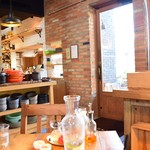 AWkitchen GARDEN - ～AWkitchen GARDEN 鎌倉～
      テーブル席から入り口を覗く