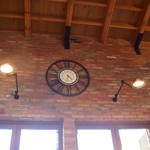 AWkitchen GARDEN - ～AWkitchen GARDEN 鎌倉～
      内装、レンガ調の壁と時計