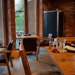 AWkitchen GARDEN - ～AWkitchen GARDEN 鎌倉～
      内装、ひろめのテーブル席