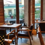 AWkitchen GARDEN - ～AWkitchen GARDEN 鎌倉～
      テラス席のすぐ近くを江ノ電が通ります