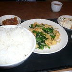 豫園飯店 - ご飯とスープとザーサイがセットされています。
