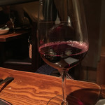 Dumviva - 連れのワイン。ボルゴ(イタリア)だったかなー。渋い味わい。私のグラスとは違う形。